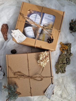 Pakowanie na prezent - kraftowe pudełko eko z okienkiem i sznurkiem jutowym