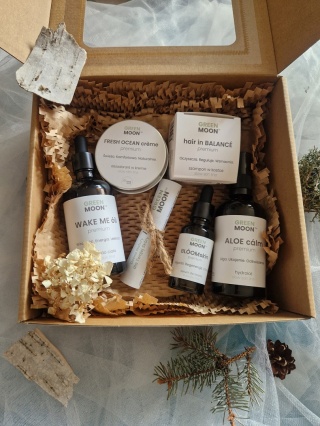 Pakowanie na prezent - kraftowe pudełko eko z okienkiem i sznurkiem jutowym