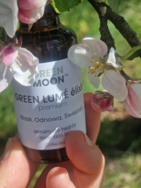 GREEN MOON® GREEN LUME élixir premium – serum do twarzy z roślinnym retinolem i witaminą E w szklanej butelce z pipetą