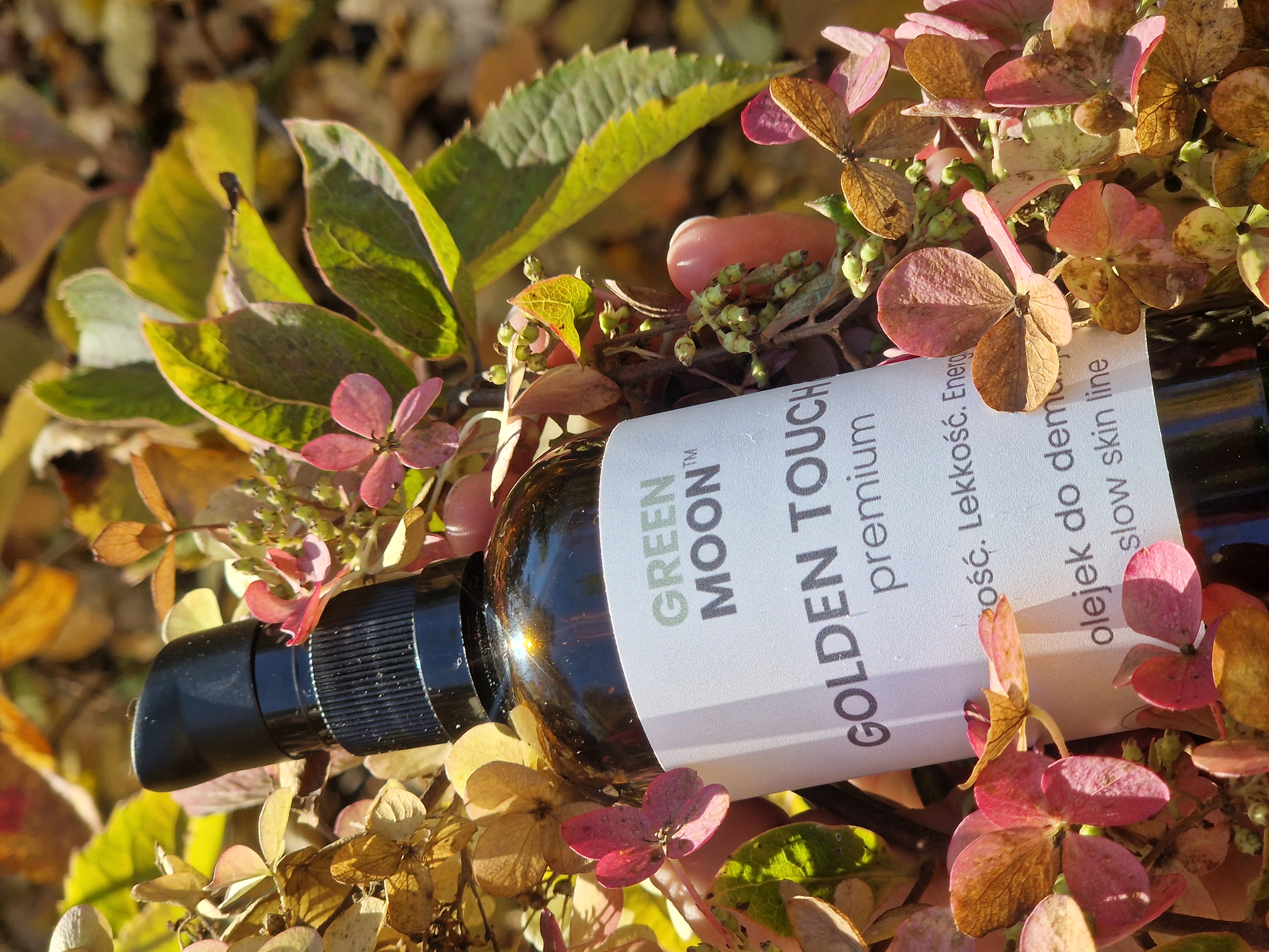 Oczyszczanie olejkiem – naturalny rytuał demakijażu dla Twojej skóry 🌸