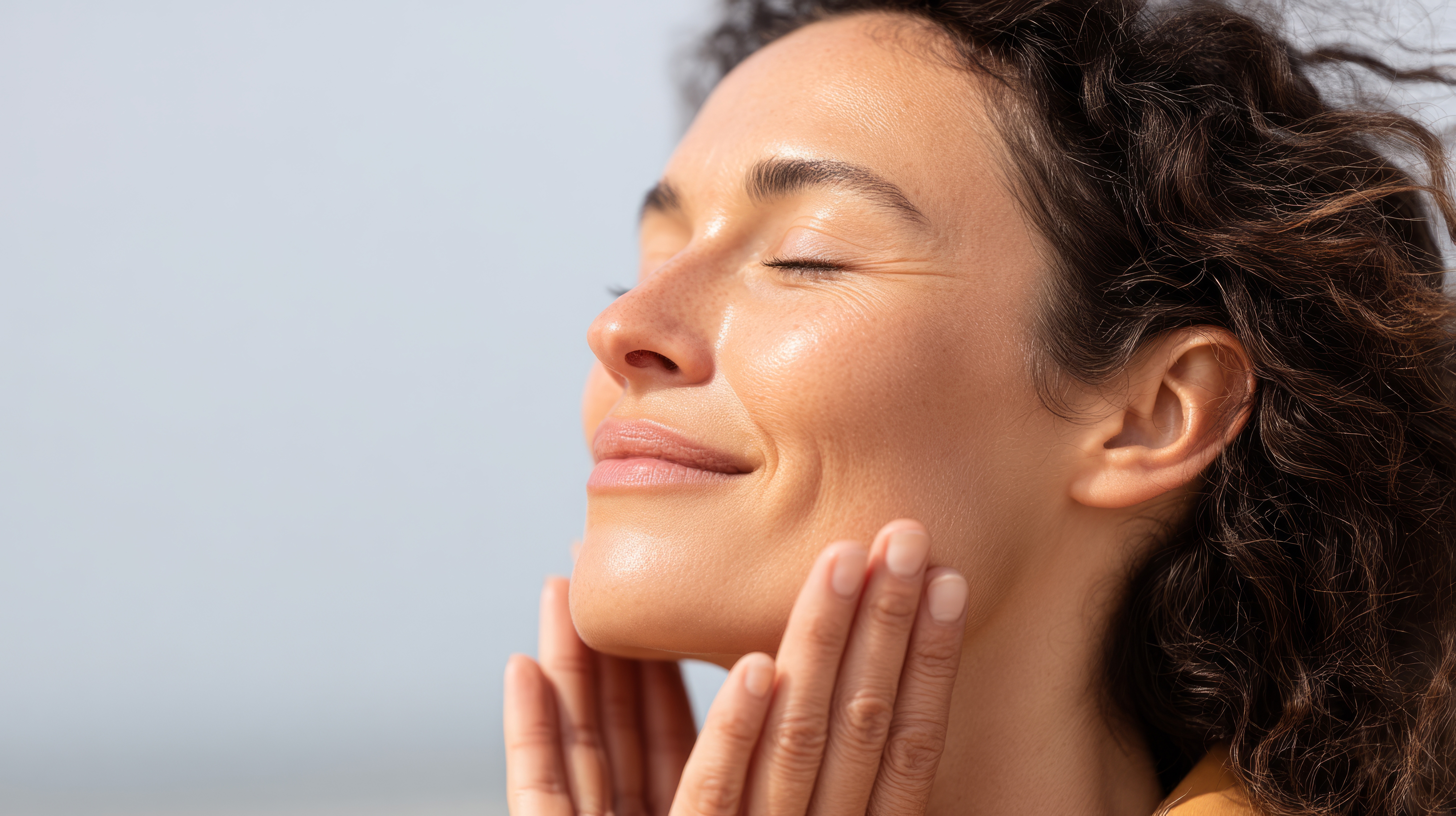 👩‍🦳 Jak zmienia się typ cery z wiekiem? Od tłustej do suchej