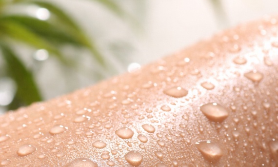 Dlaczego sama woda nie wystarczy przy odwodnieniu skóry? 💧